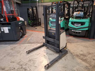 Straddle stacker Crown ST3000-1.0