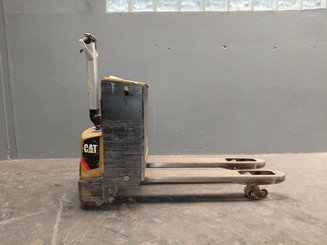 Pedestrian pallet truck Caterpillar NPP20N2