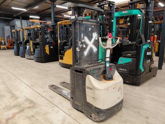 Pedestrian pallet stacker Crown ESI4000-12 - 1