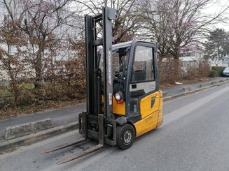 Three wheel front forklift Jungheinrich EFG215
