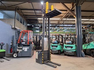 Pedestrian pallet stacker Crown WE2300-16 - 11