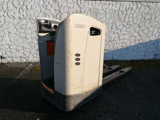 Stand-on pallet truck Crown RT4000