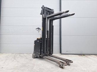 Pedestrian pallet stacker Caterpillar NSV16Ni