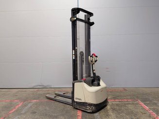 Pedestrian pallet stacker Crown WF3000