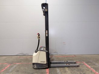 Pedestrian pallet stacker Crown WF3000