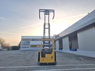 Multi-directional retractable mast reach truck Caterpillar NRM20K