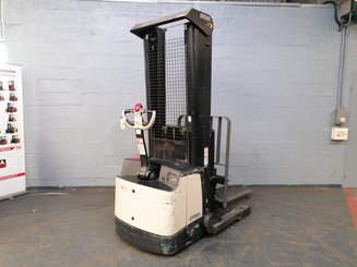 Straddle stacker Crown SHR5520-1.1