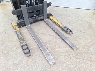 Straddle stacker Caterpillar NSP16N2S