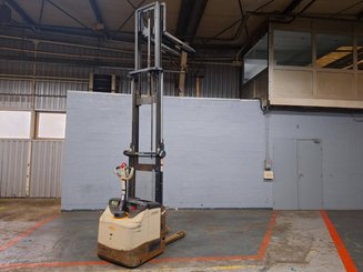 Pedestrian pallet stacker Crown ES4000-1.2