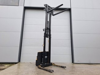 Straddle stacker Caterpillar NSP16N2S