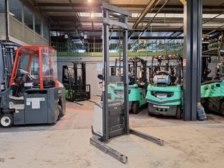 Straddle stacker Crown ST3000-1.0