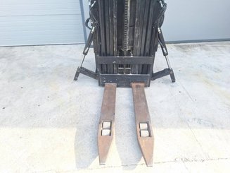 Stand-on pallet stacker Caterpillar NSR16N