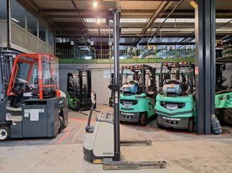 Straddle stacker Crown ST3000-1.0