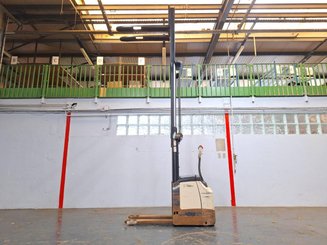 Pedestrian pallet stacker Crown ES4000-1.2