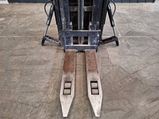 Stand-on pallet stacker Caterpillar NSR20N