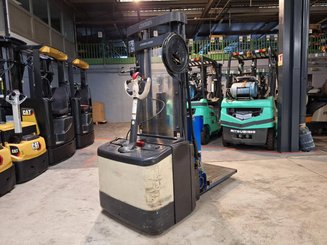 Pedestrian pallet stacker Crown WE2300-16