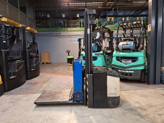 Pedestrian pallet stacker Crown WE2300-16
