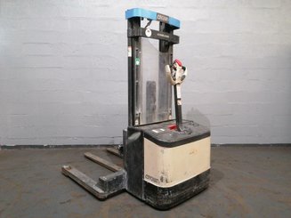 Straddle stacker Crown WS2300 1.8