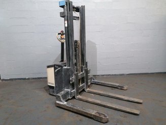 Straddle stacker Crown WS2300 1.8