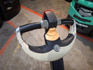 Pedestrian pallet stacker Crown WE2300-16 - 12