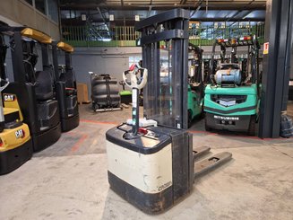Pedestrian pallet stacker Crown WE2300-16 - 2