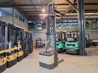 Pedestrian pallet stacker Crown WE2300-16 - 9