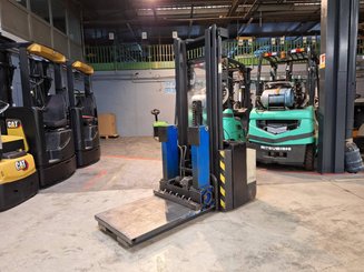 Pedestrian pallet stacker Crown WE2300-16 - 1