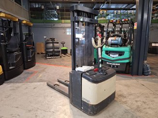 Pedestrian pallet stacker Crown WE2300-16 - 3