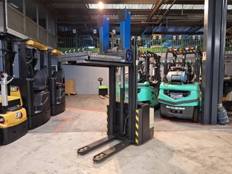Pedestrian pallet stacker Crown WE2300-16 - 14