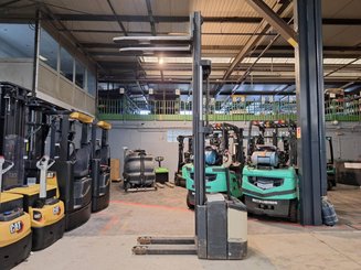 Pedestrian pallet stacker Crown WE2300-16 - 8
