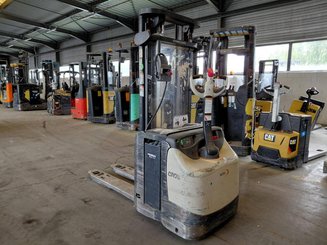 Pedestrian pallet stacker Crown ESI4000-12 - 1