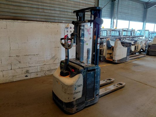 Pedestrian pallet stacker Crown ESI4000-12 - 1