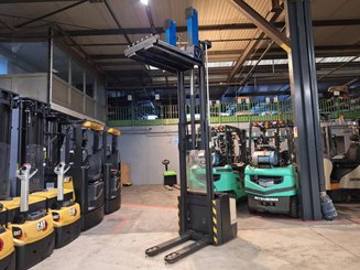 Pedestrian pallet stacker Crown WE2300-16