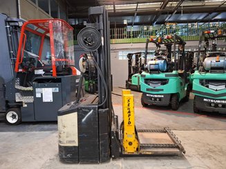 Pedestrian pallet stacker Crown WE2300-16