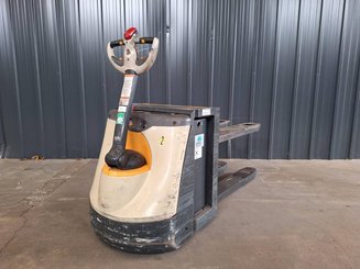 Pedestrian pallet truck Crown WP3080