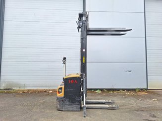 Pedestrian pallet stacker Caterpillar NSP16N2