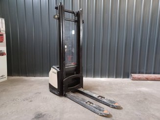 Pedestrian pallet stacker Crown WF3000-1.0FT