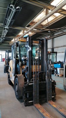 Four wheel front forklift Caterpillar DP40N - 1