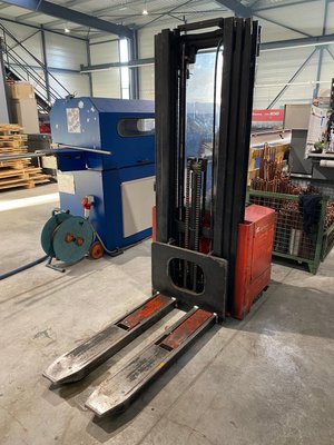 Pedestrian pallet stacker Euroloc 42 - 1