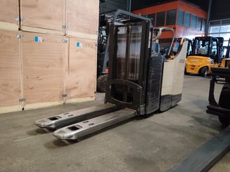 Pedestrian pallet stacker Crown DT3040 2.0
