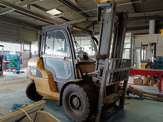 Four wheel front forklift Caterpillar DP50NT - 1