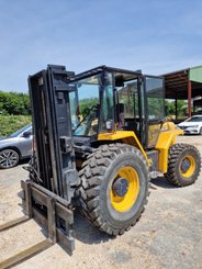 All-terrain forklift JCB 940-2