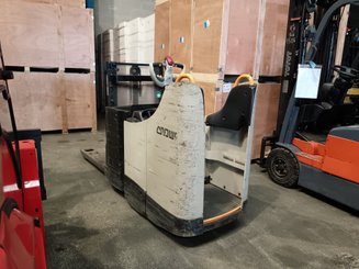 Pedestrian pallet stacker Crown DT3040 2.0