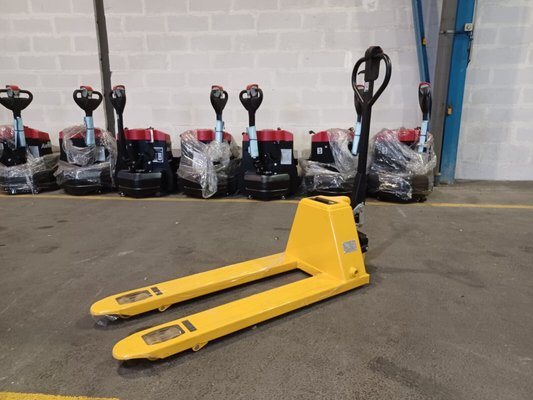 Pedestrian pallet truck Microlift P15SE - 1