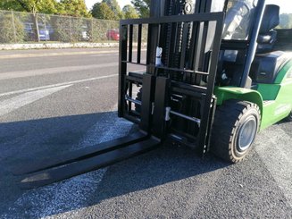 Four wheel front forklift Hangcha XC35i