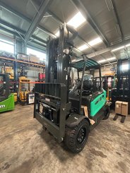 Four wheel front forklift Mitsubishi FB55NH