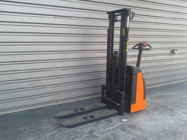 Pedestrian pallet stacker Rocla SW12 - 1
