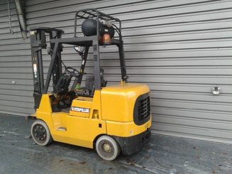 Four wheel front forklift Caterpillar GC40K - 1