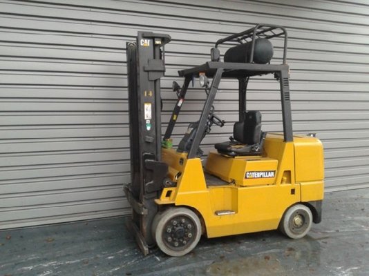 Four wheel front forklift Caterpillar GC40K - 1