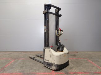 Pedestrian pallet stacker Crown WF3000 10